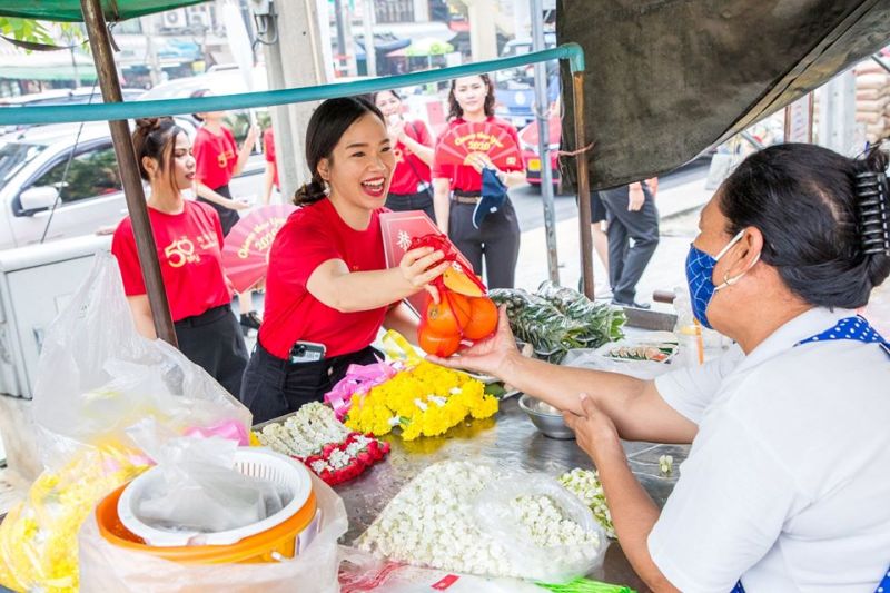 SPU ฉลองตรุษจีนยิ่งใหญ่! ขบวนสิงโตและนักศึกษานำส้มมงคลมอบเป็นของขวัญให้แก่ชุมชนบางบัว
