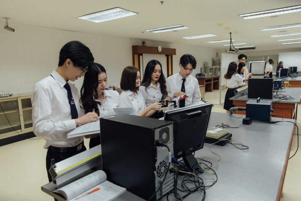 เทรนด์สายวิศวกรรมที่ตลาดต้องการในปี 2025 เช่น วิศวกรรม AI และหุ่นยนต์ คณะวิศวกรรมศาสตร์ มหาวิทยาลัยศรีปทุม