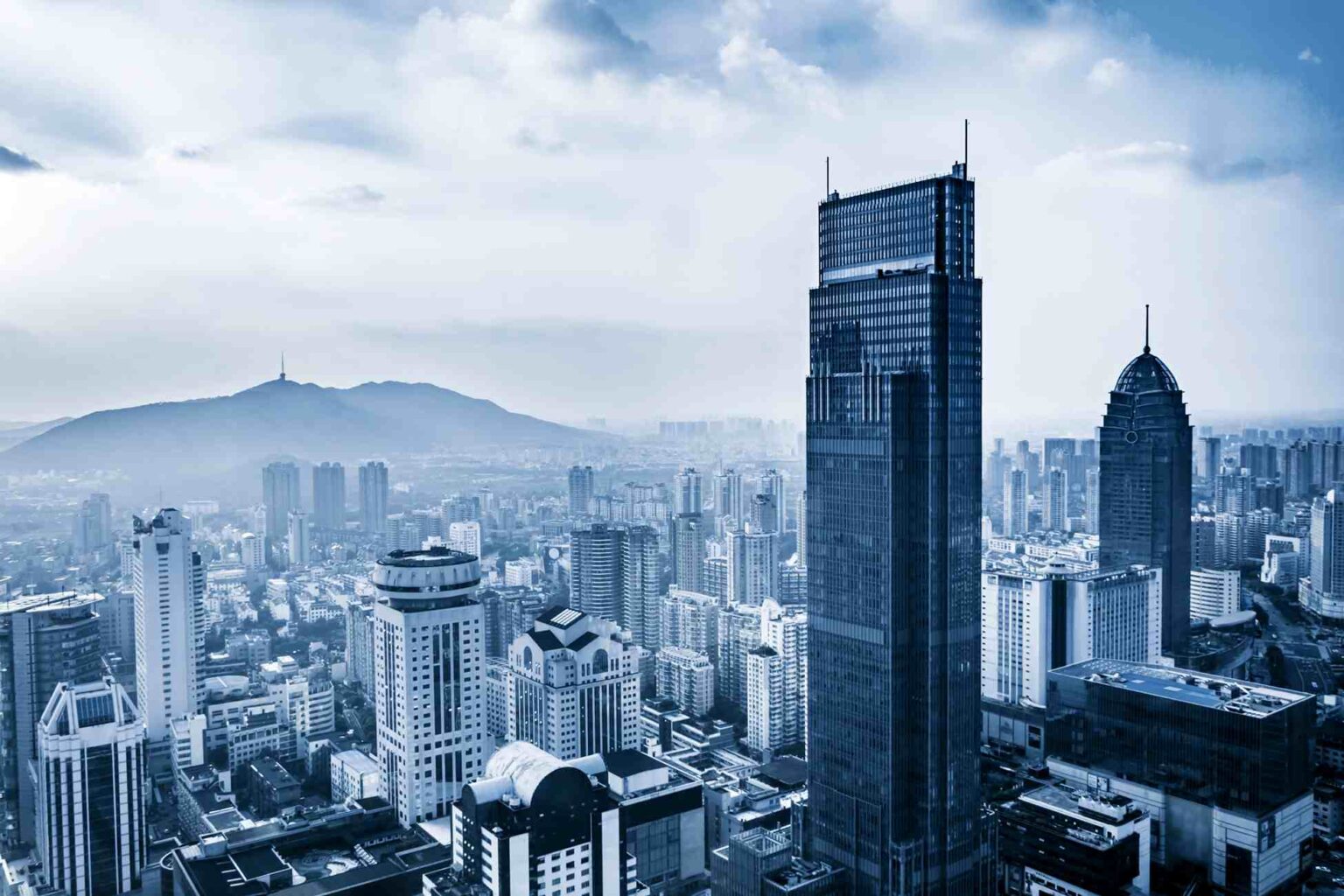 บทบาทของภาคเอกชนในนิติรัฐกิจและการบริหาร: แนวโน้มและโอกาสจากมุมมองผู้เรียนต่อปริญญาเอก