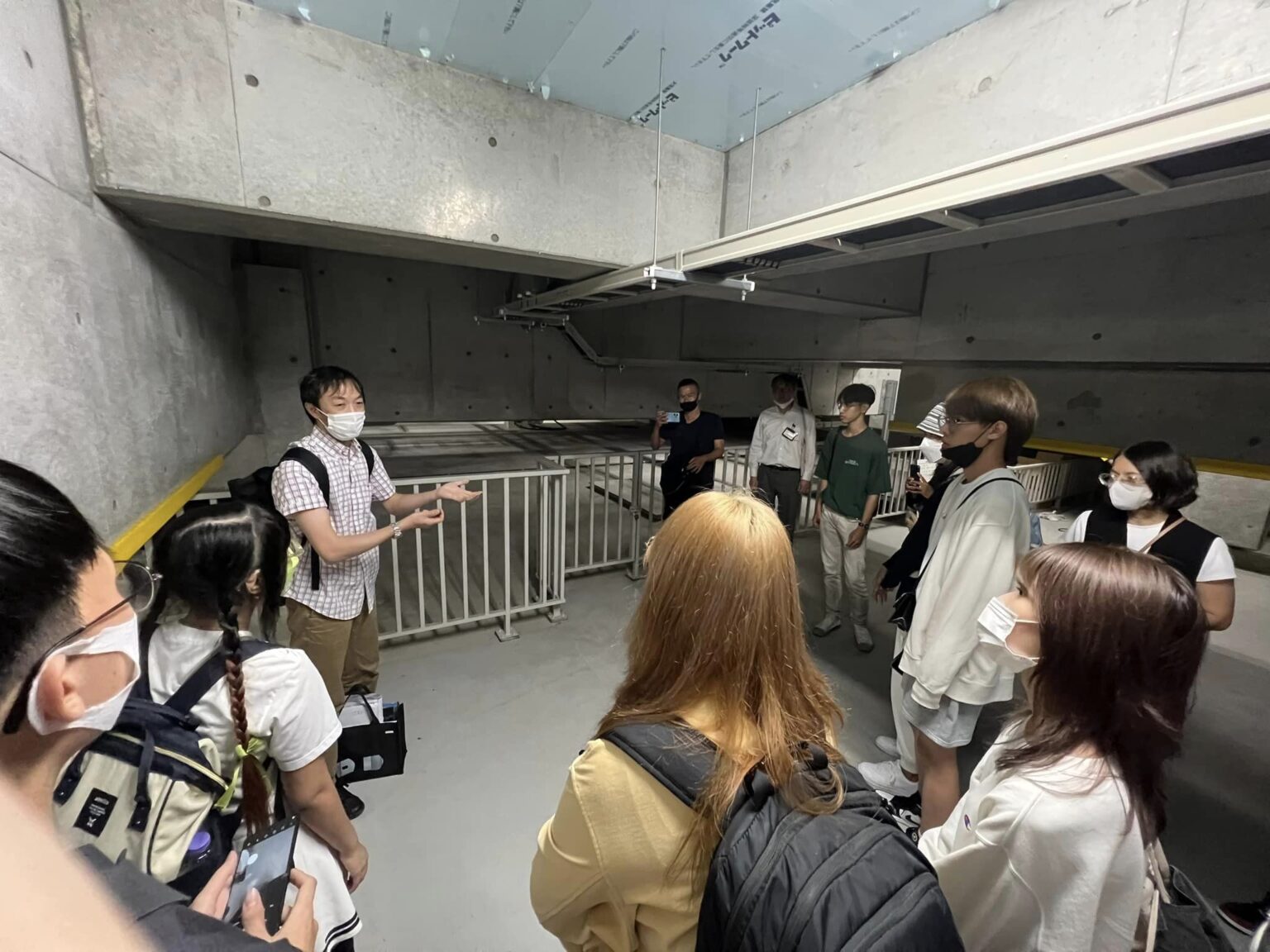 การประยุกต์ใช้เทคโนโลยีอัจฉริยะในงานออกแบบสถาปัตยกรรม: กรณีศึกษาจากคณะการออกแบบและสถาปัตยกรรมศาสตร์ ม.ศรีปทุม