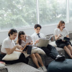 ไม่ใช่แค่สอน แต่ ‘สร้าง’ เจ้าของธุรกิจตัวจริง: เปิดเคล็ดลับหลักสูตร ‘เรียนกับตัวจริง’ ที่คณะการสร้างเจ้าของธุรกิจ มหาวิทยาลัยศรีปทุม