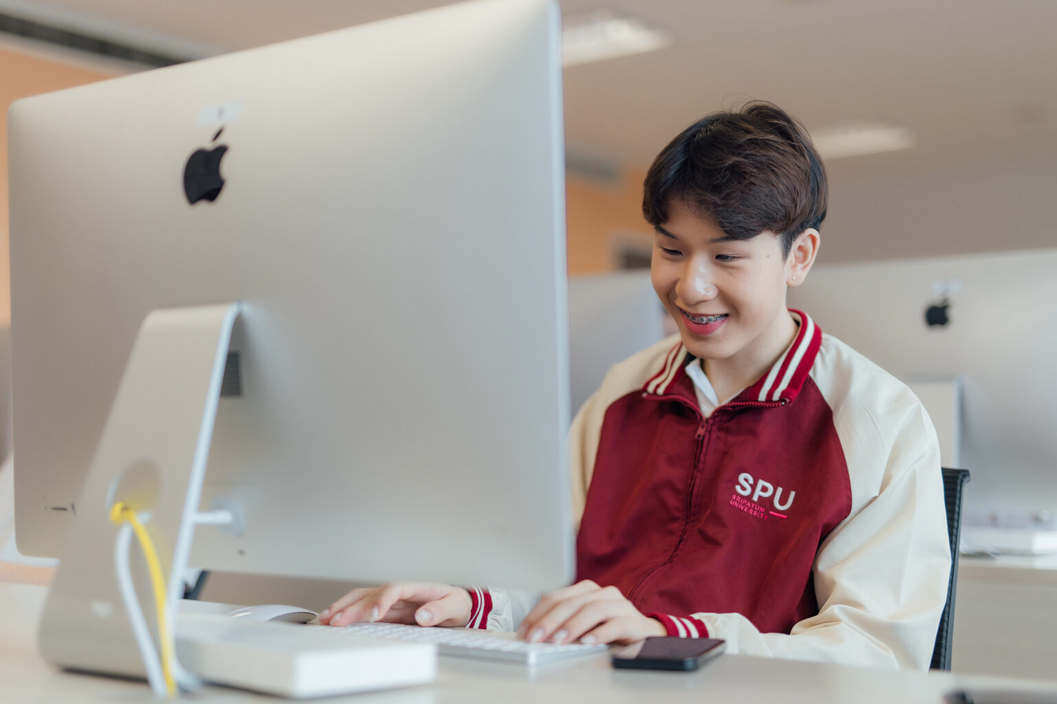 จบปุ๊บ มีงานทำปั๊บ! ส่องเคล็ดลับ ‘เรียนกับตัวจริง’ ที่คณะเทคโนโลยีสารสนเทศ มหาวิทยาลัยศรีปทุม