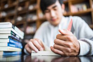 คุ้มค่าแค่ไหน? ลงทุนเรียนต่อ ปริญญาโท-เอก เพื่ออัปเงินเดือน ด้วยวุฒิการศึกษาที่เหนือกว่า พร้อมเปิดเส้นทางสู่ความสำเร็จที่ SPU