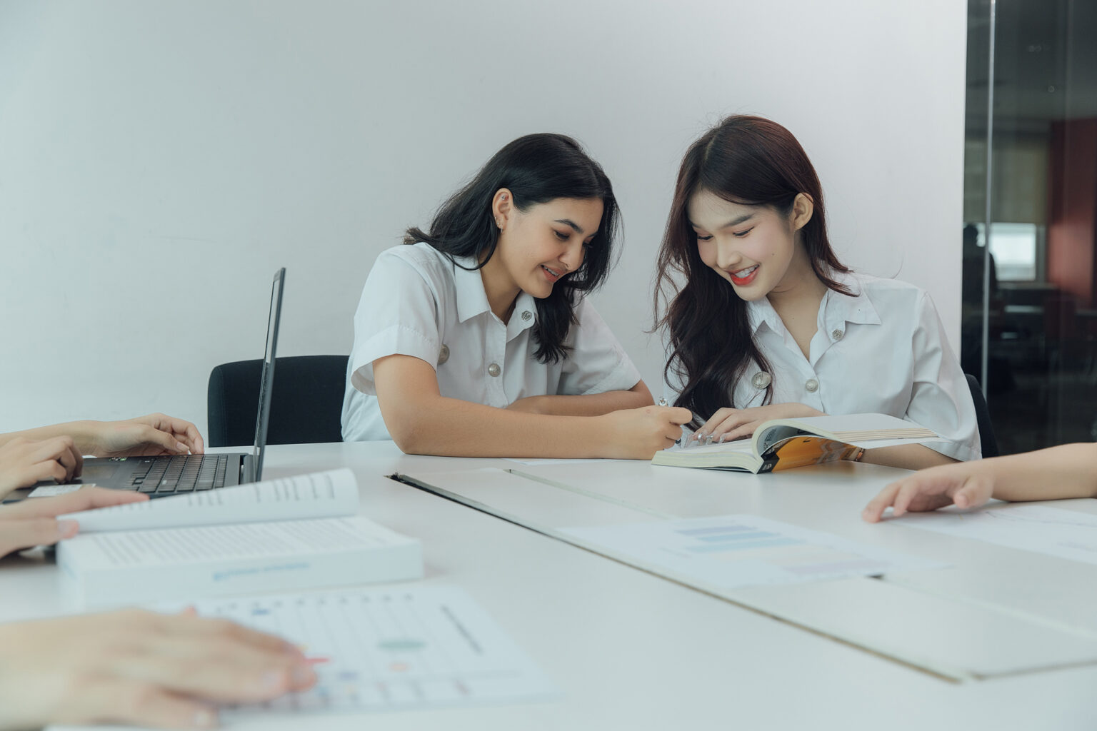 เจาะลึกข้อดี-ข้อเสีย: ทำงานกับบริษัทเล็กและบริษัทใหญ่ แบบไหนคุ้มค่ากว่ากัน?