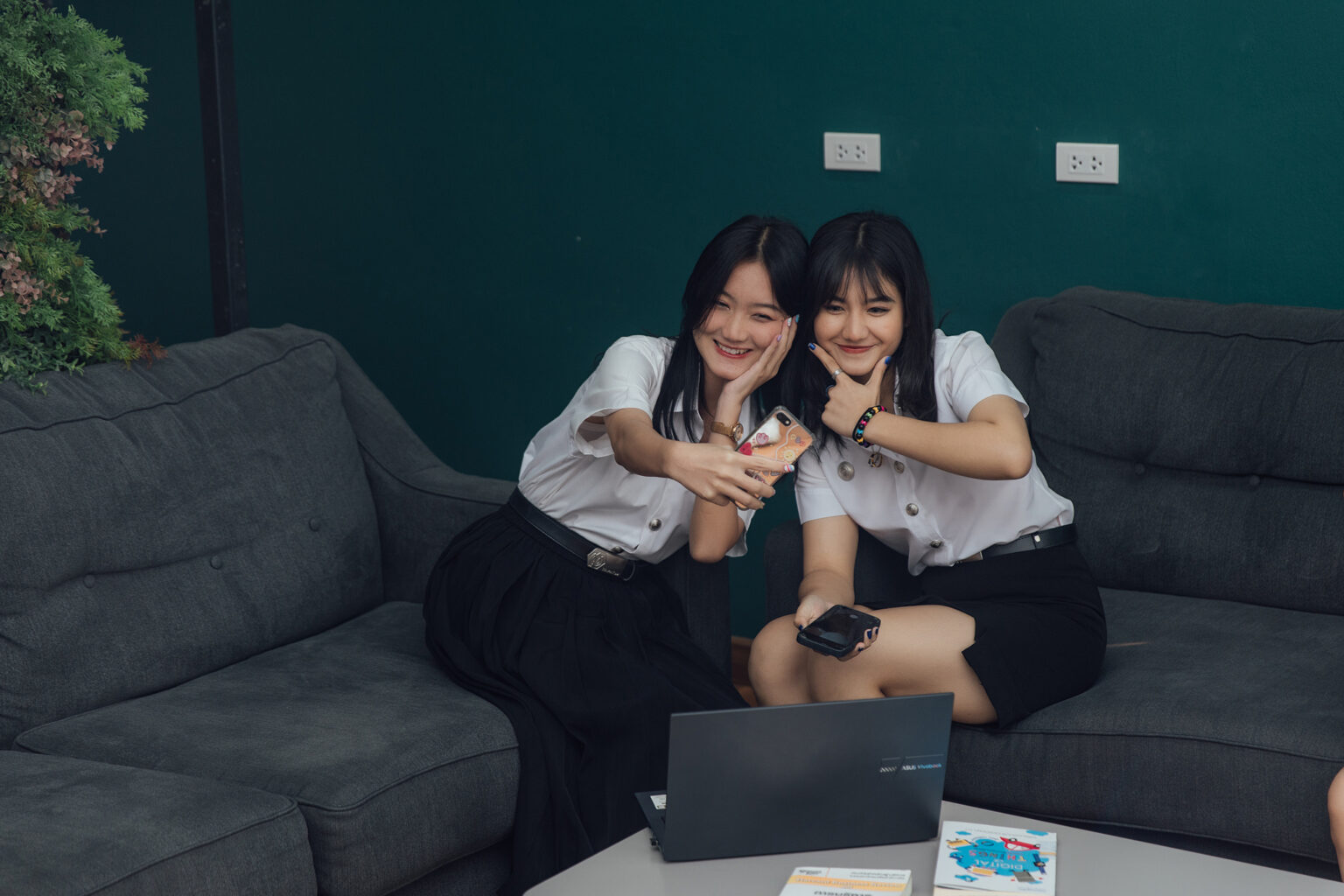 จบแล้วได้อะไร? เปรียบเทียบ Connection และทักษะจากรั้ว ม.ศรีปทุม, เรียนต่างแดน, และคอร์สออนไลน์