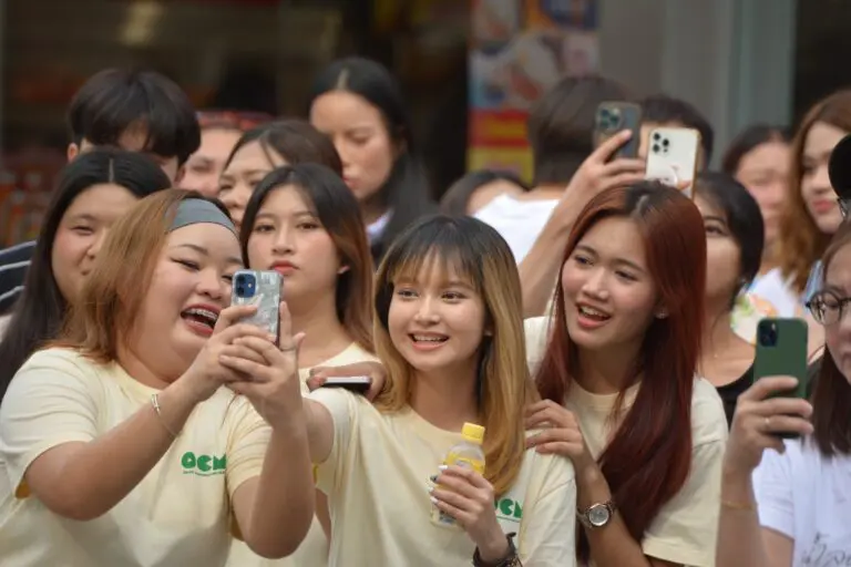 Dek OCM SPU ลุยงานจริง!กับงาน “คอนเสิร์ตเปิดหมวก ตอน น้ำลดเพื่อนผุด” @ Siam Square Walking