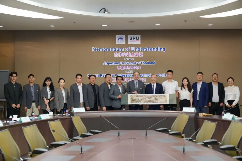DSC05760 คณะวิศวกรรมศาสตร์ SPU จับมือ HRPTC ประเทศจีน ลงนาม MOU ยกระดับความร่วมมือทางวิศวกรรมศาสตร์ สู่การพัฒนากำลังคนระบบรางและวิศวกรระดับนานาชาติ 🚝🫱🏼🫲🏻