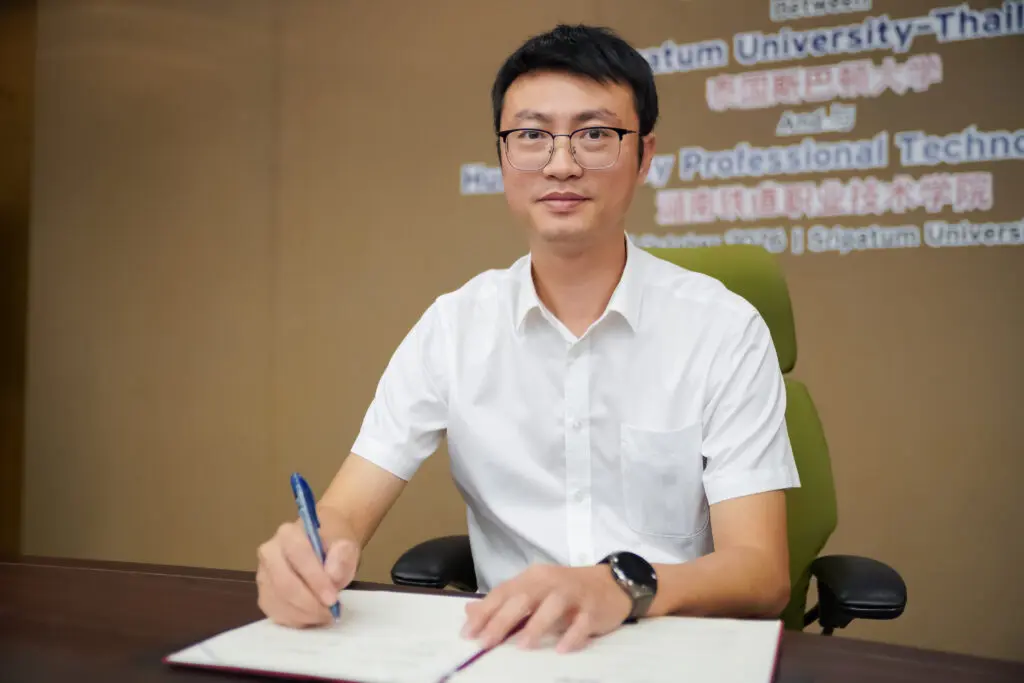 DSC05805 คณะวิศวกรรมศาสตร์ SPU จับมือ HRPTC ประเทศจีน ลงนาม MOU ยกระดับความร่วมมือทางวิศวกรรมศาสตร์ สู่การพัฒนากำลังคนระบบรางและวิศวกรระดับนานาชาติ 🚝🫱🏼🫲🏻