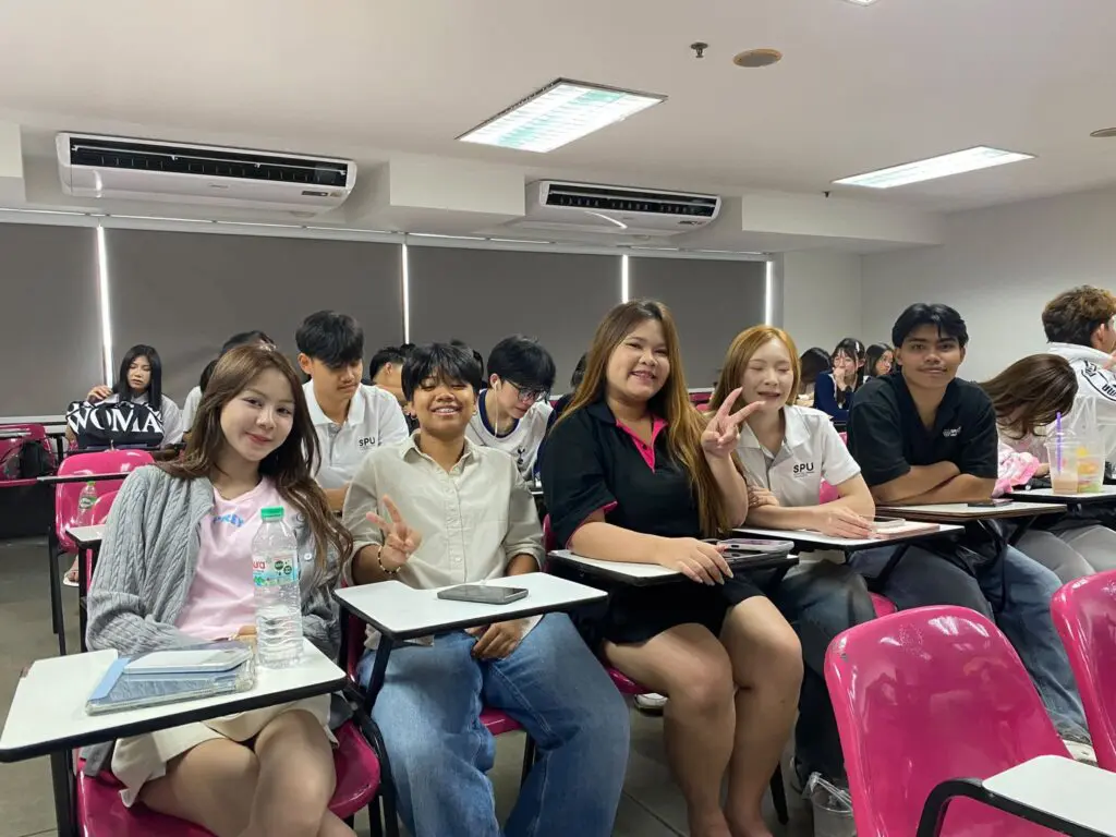 “พี่อิสระ ฮาตะ” Co-founder ช่องรับทราบ Production จัดคลาสพิเศษ หัวข้อ Creator สู่ Creatorpreneur! สำหรับ นศ. SPUSE เปลี่ยน Content ให้เป็นธุรกิจจริง 782413214 1522143126597496 8946261987664261942 n