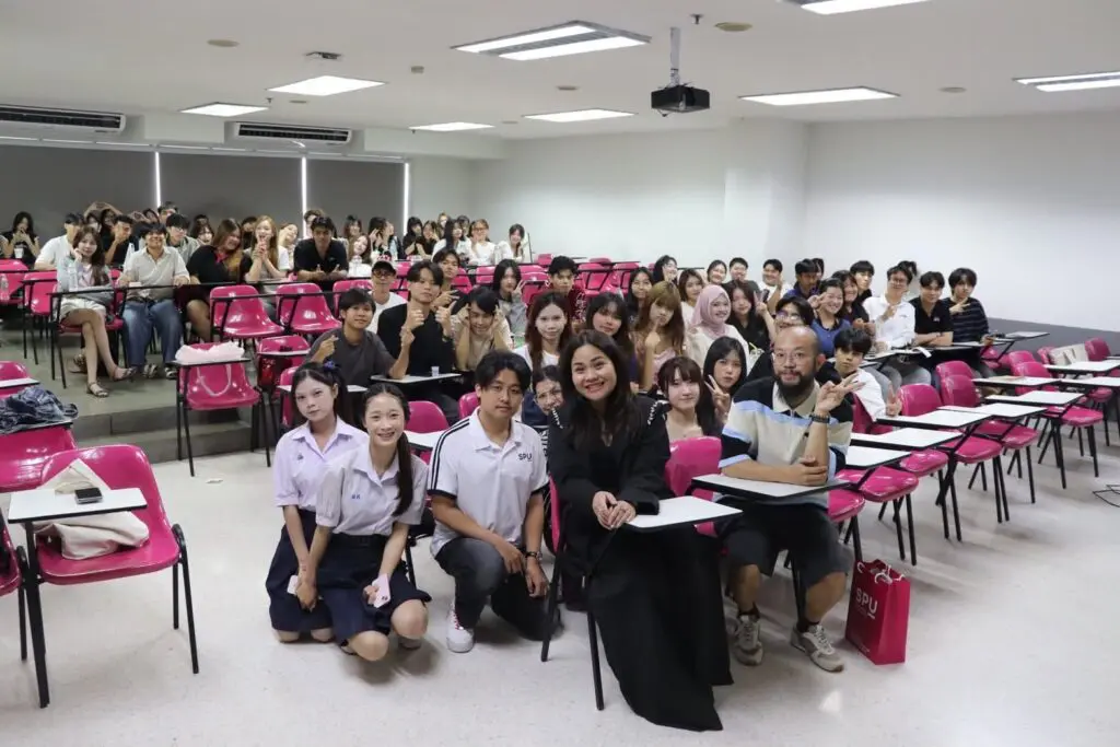 “พี่อิสระ ฮาตะ” Co-founder ช่องรับทราบ Production จัดคลาสพิเศษ หัวข้อ Creator สู่ Creatorpreneur! สำหรับ นศ. SPUSE เปลี่ยน Content ให้เป็นธุรกิจจริง 788629746 1522142719930870 369673914684386365 n