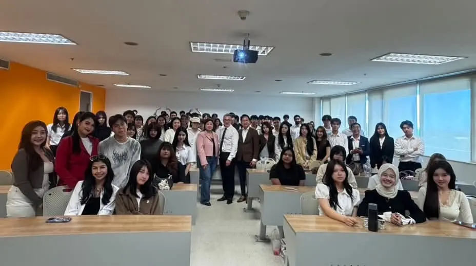 ครั้งแรก!! ของคณะการสร้างเจ้าของธุรกิจ SPU SE จัดคลาสพิเศษ ต้อนรับเปิดเทอม ให้นักศึกษา Dek69 ได้เรียนรู้จากผู้บริหารตัวจริงที่อยู่ในแวดวงแฟชั่นและลักชัวรี จากประเทศอิตาลี 792046171 1523643283114147 3064712474582685126 n