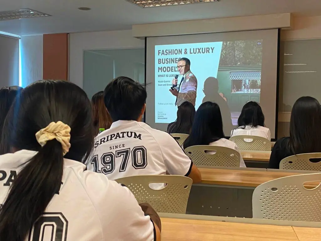 ครั้งแรก!! ของคณะการสร้างเจ้าของธุรกิจ SPU SE จัดคลาสพิเศษ ต้อนรับเปิดเทอม ให้นักศึกษา Dek69 ได้เรียนรู้จากผู้บริหารตัวจริงที่อยู่ในแวดวงแฟชั่นและลักชัวรี จากประเทศอิตาลี 792404362 1523645463113929 7191286088424657117 n
