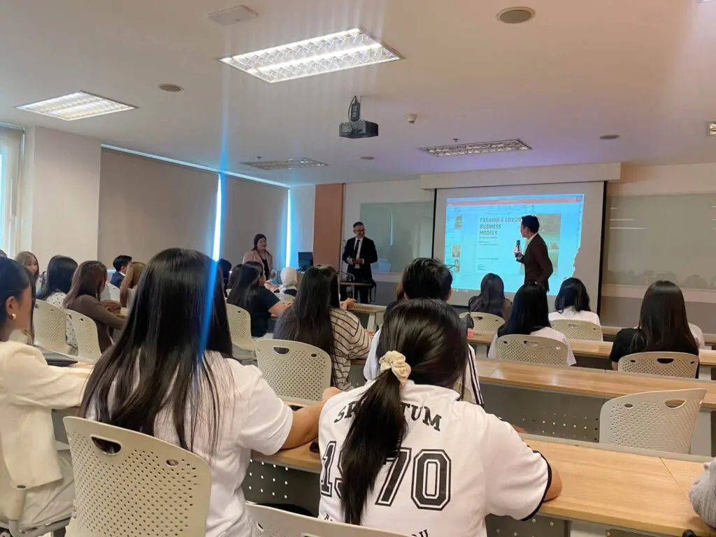 ครั้งแรก!! ของคณะการสร้างเจ้าของธุรกิจ SPU SE จัดคลาสพิเศษ ต้อนรับเปิดเทอม ให้นักศึกษา Dek69 ได้เรียนรู้จากผู้บริหารตัวจริงที่อยู่ในแวดวงแฟชั่นและลักชัวรี จากประเทศอิตาลี 795227161 1523645506447258 7058877867342170331 n