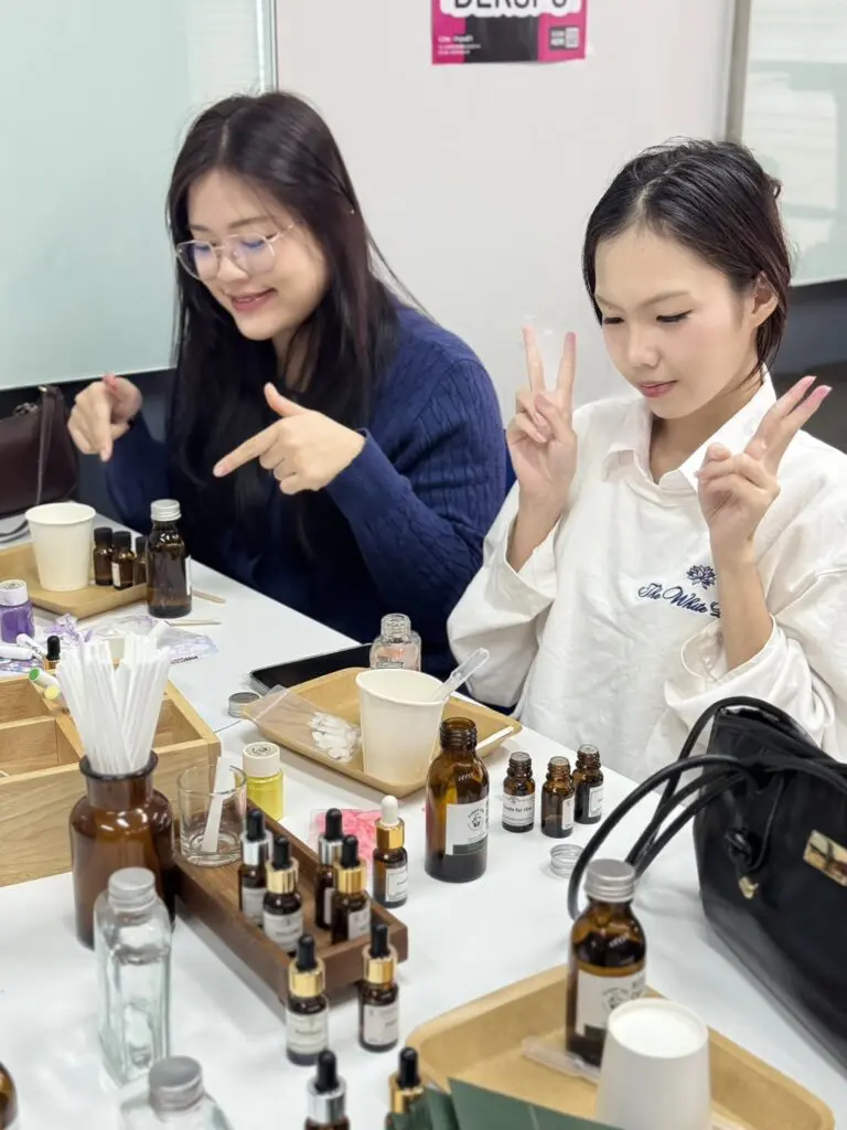 เรียนรู้ศาสตร์แห่งกลิ่น พร้อมลงมือจริง! SPU SE จัด Workshop “Create Your Signature Scent” สร้างน้ำหอมที่สะท้อนตัวตน 795438379 1540975701380905 8126705646489096272 n