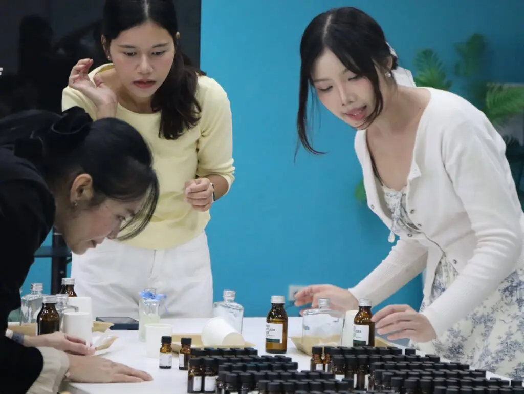 เรียนรู้ศาสตร์แห่งกลิ่น พร้อมลงมือจริง! SPU SE จัด Workshop “Create Your Signature Scent” สร้างน้ำหอมที่สะท้อนตัวตน 796426595 1540977304714078 5985854726120585840 n