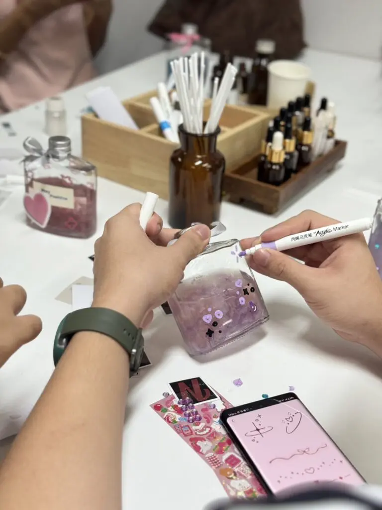 เรียนรู้ศาสตร์แห่งกลิ่น พร้อมลงมือจริง! SPU SE จัด Workshop “Create Your Signature Scent” สร้างน้ำหอมที่สะท้อนตัวตน 800051332 1540975698047572 612648004156405214 n