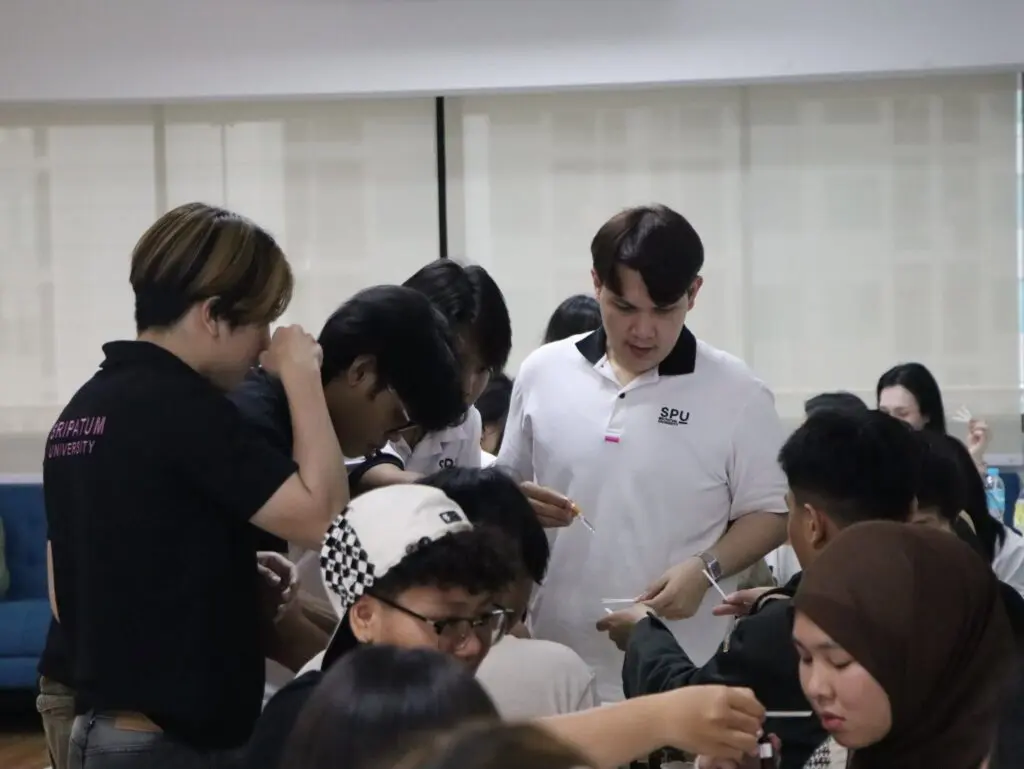 เรียนรู้ศาสตร์แห่งกลิ่น พร้อมลงมือจริง! SPU SE จัด Workshop “Create Your Signature Scent” สร้างน้ำหอมที่สะท้อนตัวตน 807590216 1540976641380811 3140887413928731396 n