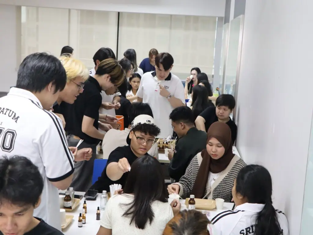 เรียนรู้ศาสตร์แห่งกลิ่น พร้อมลงมือจริง! SPU SE จัด Workshop “Create Your Signature Scent” สร้างน้ำหอมที่สะท้อนตัวตน 808614287 1540977454714063 5535453048703334110 n