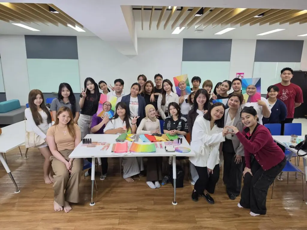SPU SE เปิดประสบการณ์ “Personal Color” พานักศึกษาค้นหาสีที่ใช่ เสริมความมั่นใจในแบบของตัวเอง 825066203 1543083231170152 2787765054358027844 n