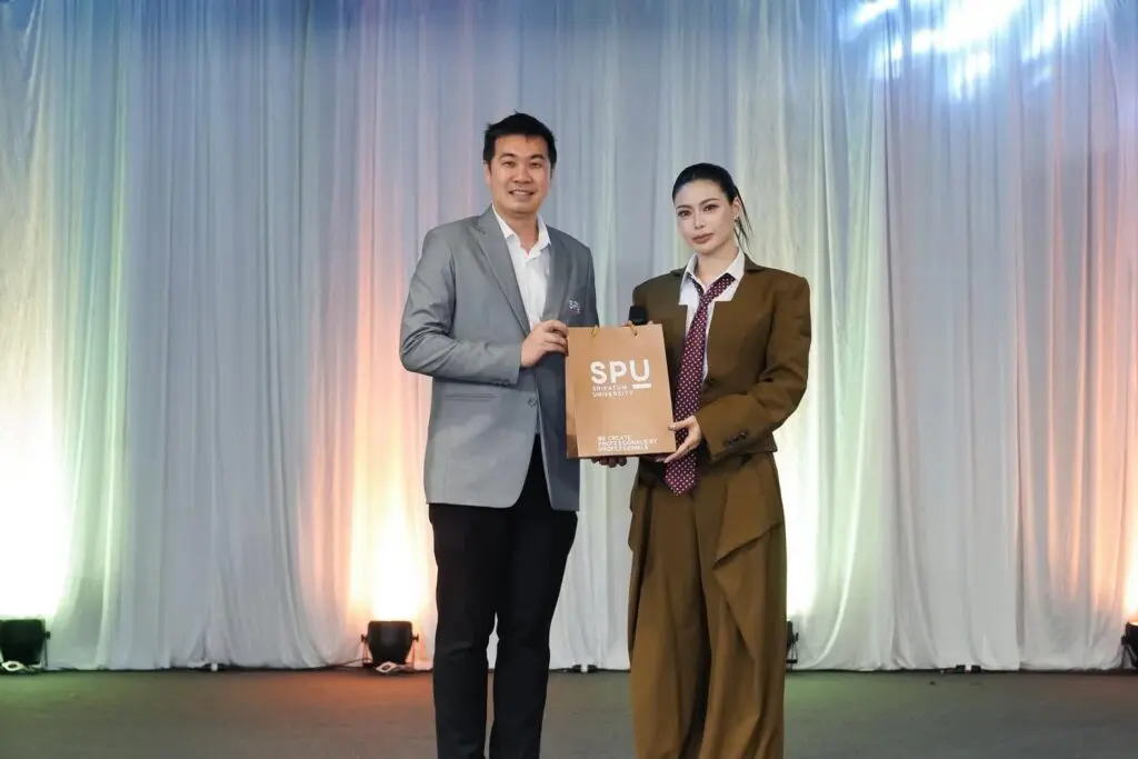SPUSE x SPUCA ผนึกพลัง “เรียนกับตัวจริง”เปิดห้องเรียนสู่ประสบการณ์จริง! “กชเบล Miss Grand Thailand 2025” ถ่ายทอดเทคนิคการเล่าเรื่อง ถ่ายทอดประสบการณ์ สร้างตัวตน สื่อสารให้โดดเด่น และต่อยอดสู่โอกาสในโลกจริง 825279909 1545899610888514 2645396429098496666 n