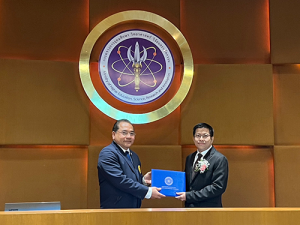 20221123154319 Information Technology students receive the Outstanding Student Award from the NIDA.