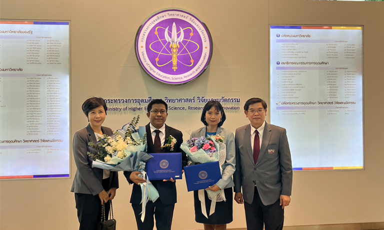 นักศึกษาคณะเทคโนโลยีสารสนเทศเข้ารับรางวัลนักศึกษาดีเด่น จาก สสอท.