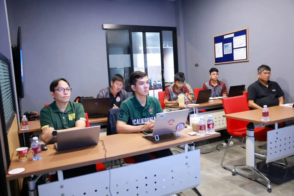 ขอแสดงความยินดี “อาจารย์บอล” อรรถพล เลากุลศิริ สำเร็จหลักสูตรนักบินอากาศยานไร้คนขับ VTOL รุ่นที่ 6 5
