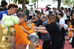 พิธีทำบุญตักบาตรเพื่อถวายเป็นพระราชกุศลฯ 2