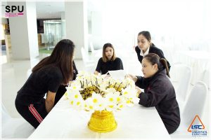 ร่วมเป็นส่วนหนึ่งในการประดิษฐ์ดอกไม้จันทร์ 8