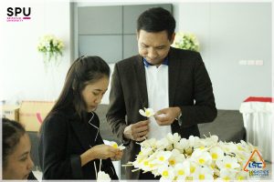 ร่วมเป็นส่วนหนึ่งในการประดิษฐ์ดอกไม้จันทร์ 3