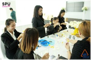 ร่วมเป็นส่วนหนึ่งในการประดิษฐ์ดอกไม้จันทร์ 4
