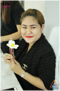 ร่วมเป็นส่วนหนึ่งในการประดิษฐ์ดอกไม้จันทร์ 10