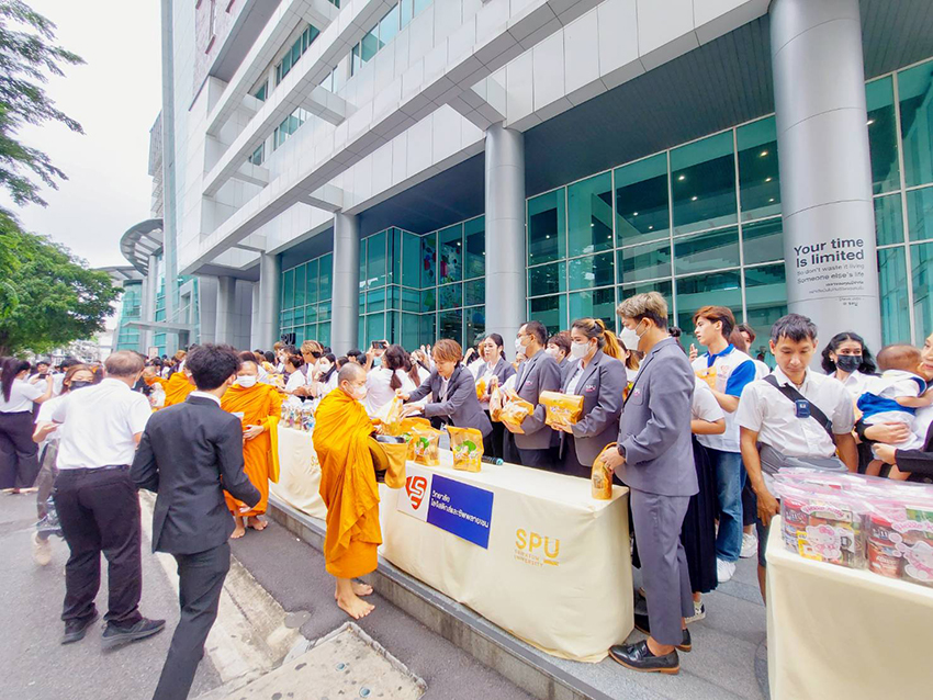 ร่วมทำบุญตักบาตร และร่วมพิธีกตเวทิตาคุณรำลึกผู้ก่อตั้งมหาวิทยาลัยศรีปทุม 5