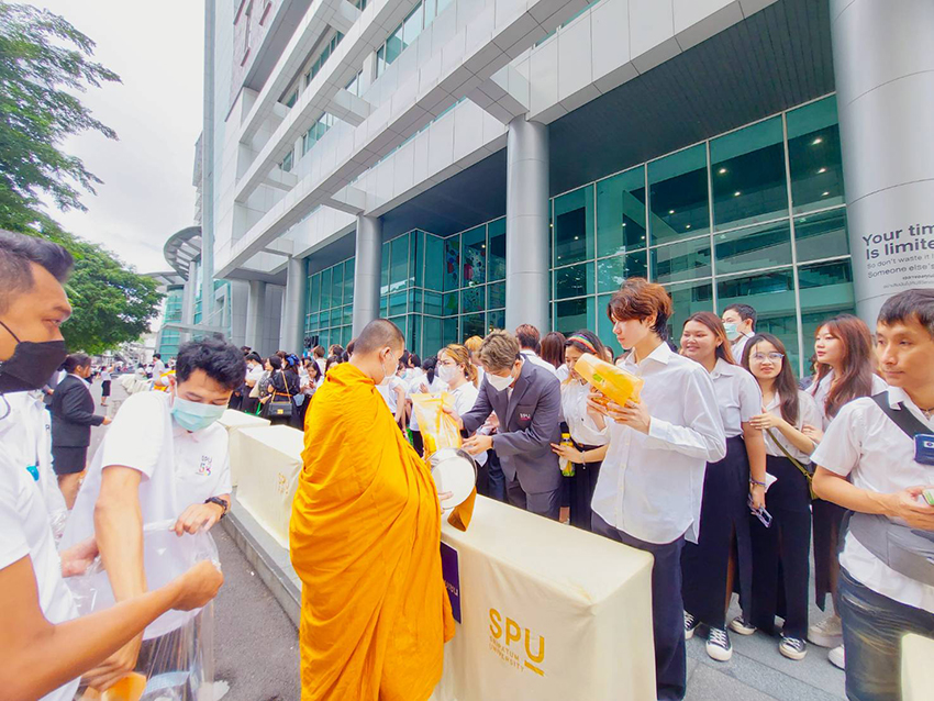ร่วมทำบุญตักบาตร และร่วมพิธีกตเวทิตาคุณรำลึกผู้ก่อตั้งมหาวิทยาลัยศรีปทุม 6