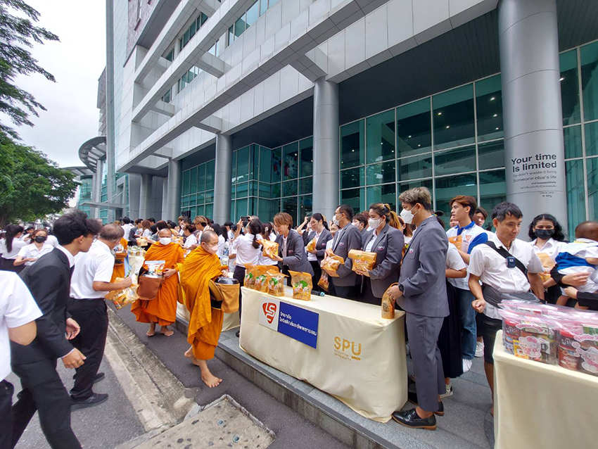 ร่วมทำบุญตักบาตร และร่วมพิธีกตเวทิตาคุณรำลึกผู้ก่อตั้งมหาวิทยาลัยศรีปทุม 9