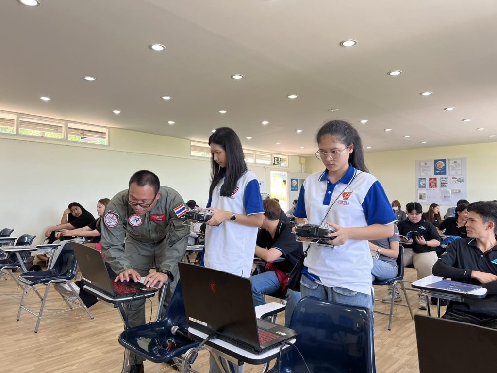 นักศึกษาบัณฑิตพันธุ์ใหม่ SPU ลุยสนามฝึกปฏิบัติภาคอากาศการบินอากาศยานไร้คนขับ 10