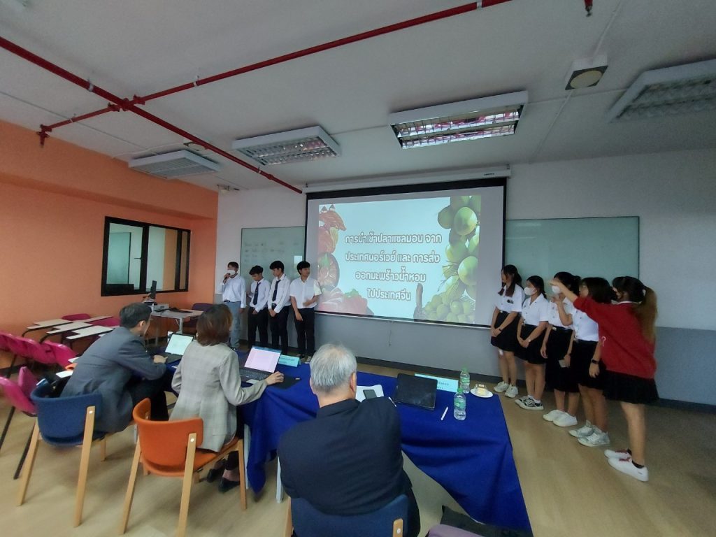 Dekโลจิสติกส์ นำเสนอ Project กลุ่มวิชาโลจิสติกส์เพื่อการนำเข้าและส่งออก 1