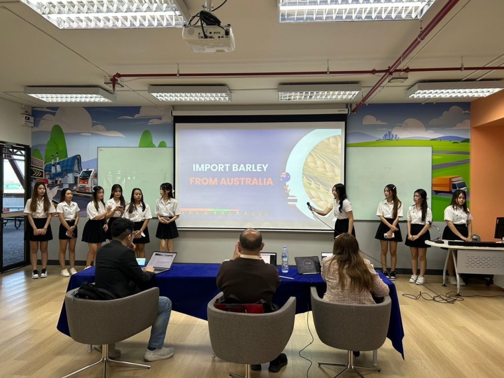 Dekโลจิสติกส์ นำเสนอ Project กลุ่มวิชาโลจิสติกส์เพื่อการนำเข้าและส่งออก 19