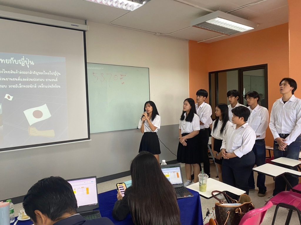 Dekโลจิสติกส์ นำเสนอ Project กลุ่มวิชาโลจิสติกส์เพื่อการนำเข้าและส่งออก 25
