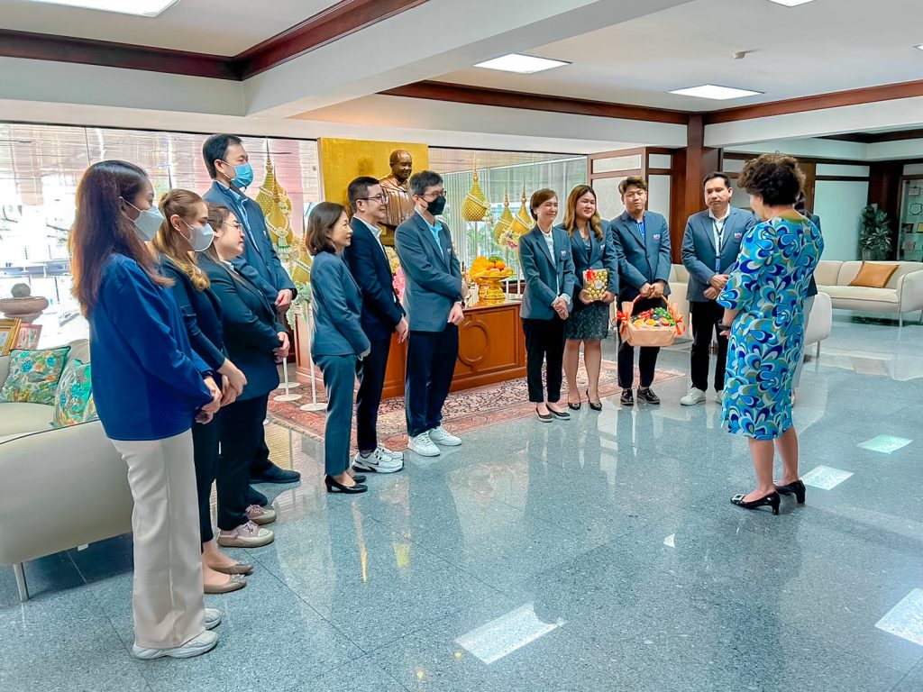 กราบสวัสดีปีใหม่และขอพรท่านอธิการบดี 1
