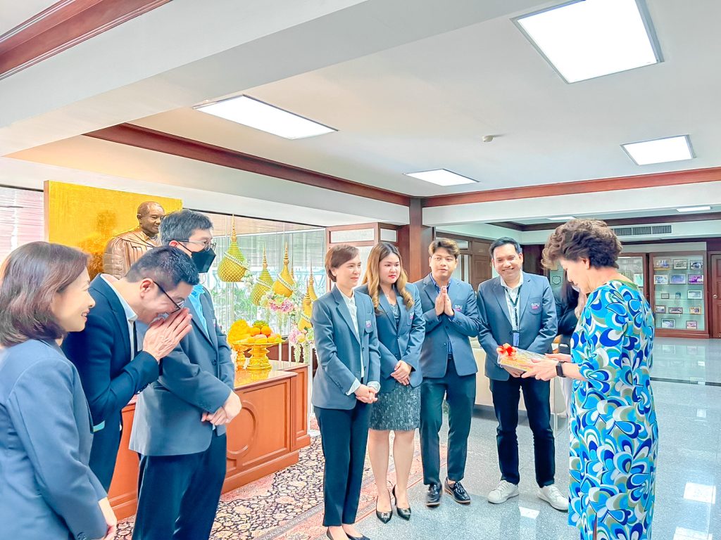 กราบสวัสดีปีใหม่และขอพรท่านอธิการบดี 5