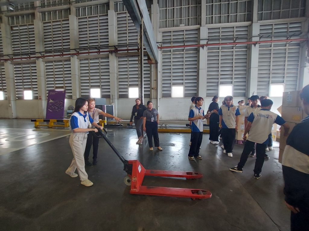 เรียนกับตัวจริงประสบการณ์จริง DekLogistics ตะลุยบุกคลังสินค้าการบินไทย 16