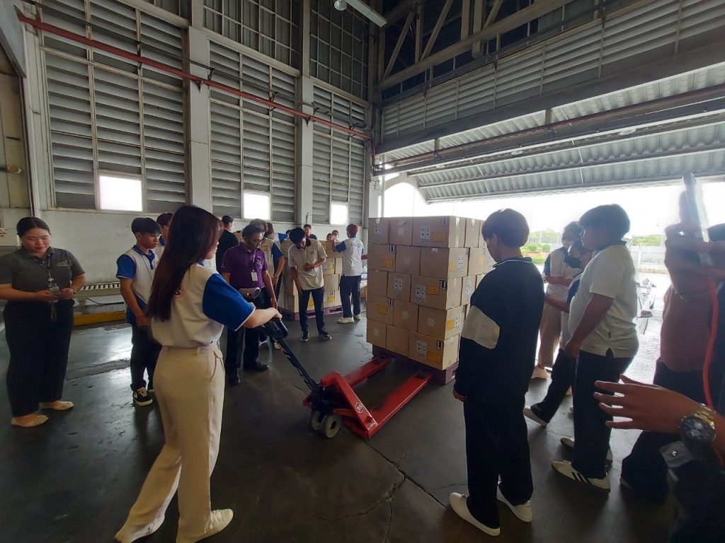 เรียนกับตัวจริงประสบการณ์จริง DekLogistics ตะลุยบุกคลังสินค้าการบินไทย 17