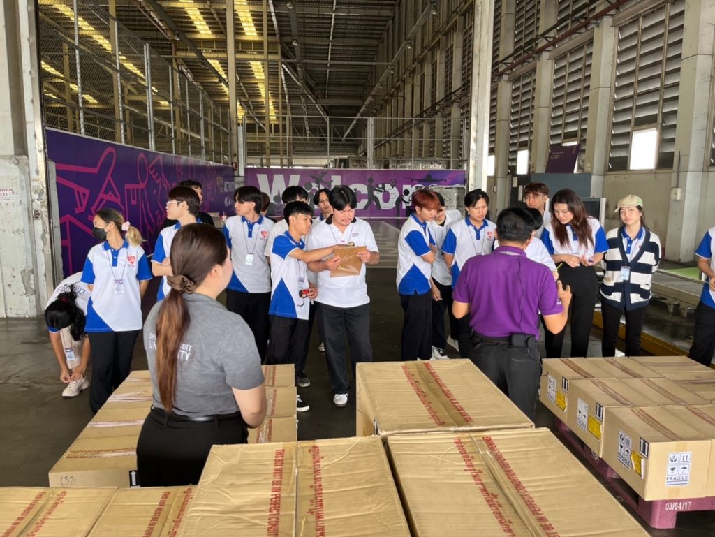 เรียนกับตัวจริงประสบการณ์จริง DekLogistics ตะลุยบุกคลังสินค้าการบินไทย 2