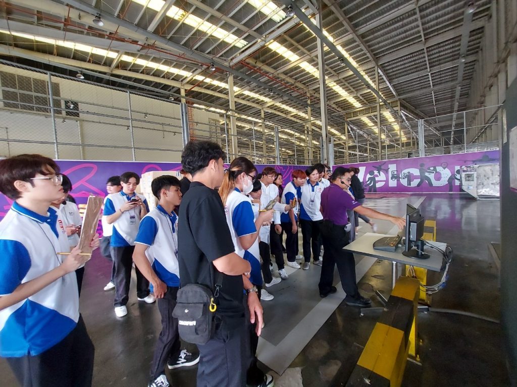 เรียนกับตัวจริงประสบการณ์จริง DekLogistics ตะลุยบุกคลังสินค้าการบินไทย 24