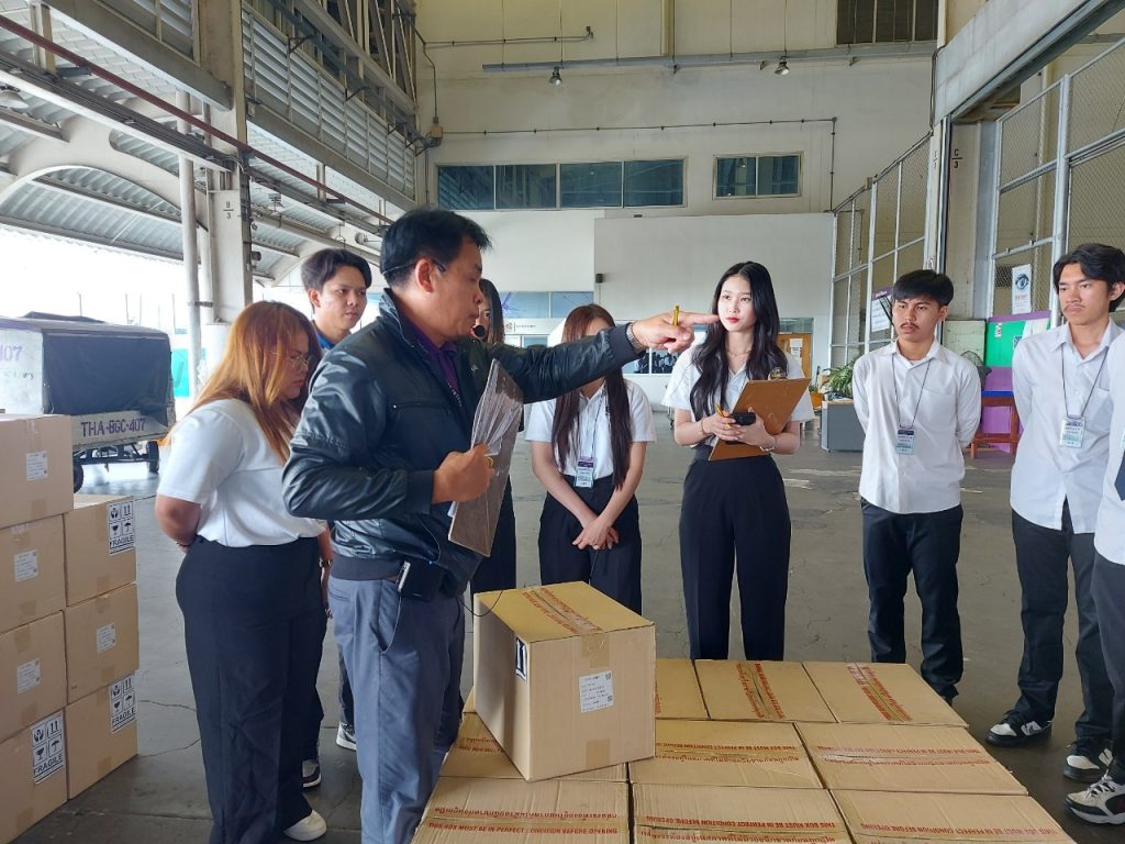 เรียนกับตัวจริงประสบการณ์จริง DekLogistics ตะลุยบุกคลังสินค้าการบินไทย 25