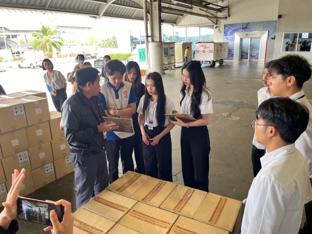เรียนกับตัวจริงประสบการณ์จริง DekLogistics ตะลุยบุกคลังสินค้าการบินไทย 3