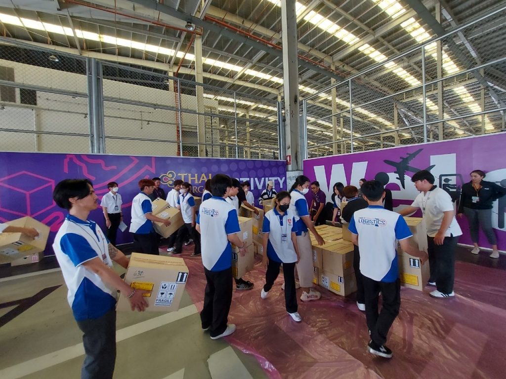 เรียนกับตัวจริงประสบการณ์จริง DekLogistics ตะลุยบุกคลังสินค้าการบินไทย 38
