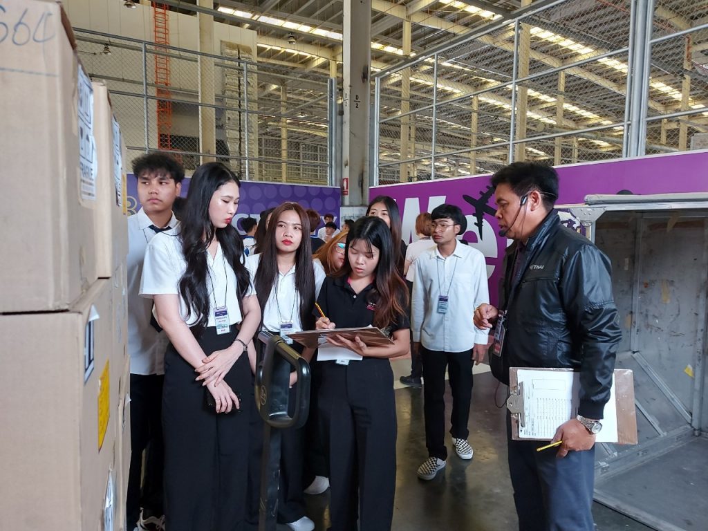 เรียนกับตัวจริงประสบการณ์จริง DekLogistics ตะลุยบุกคลังสินค้าการบินไทย 39