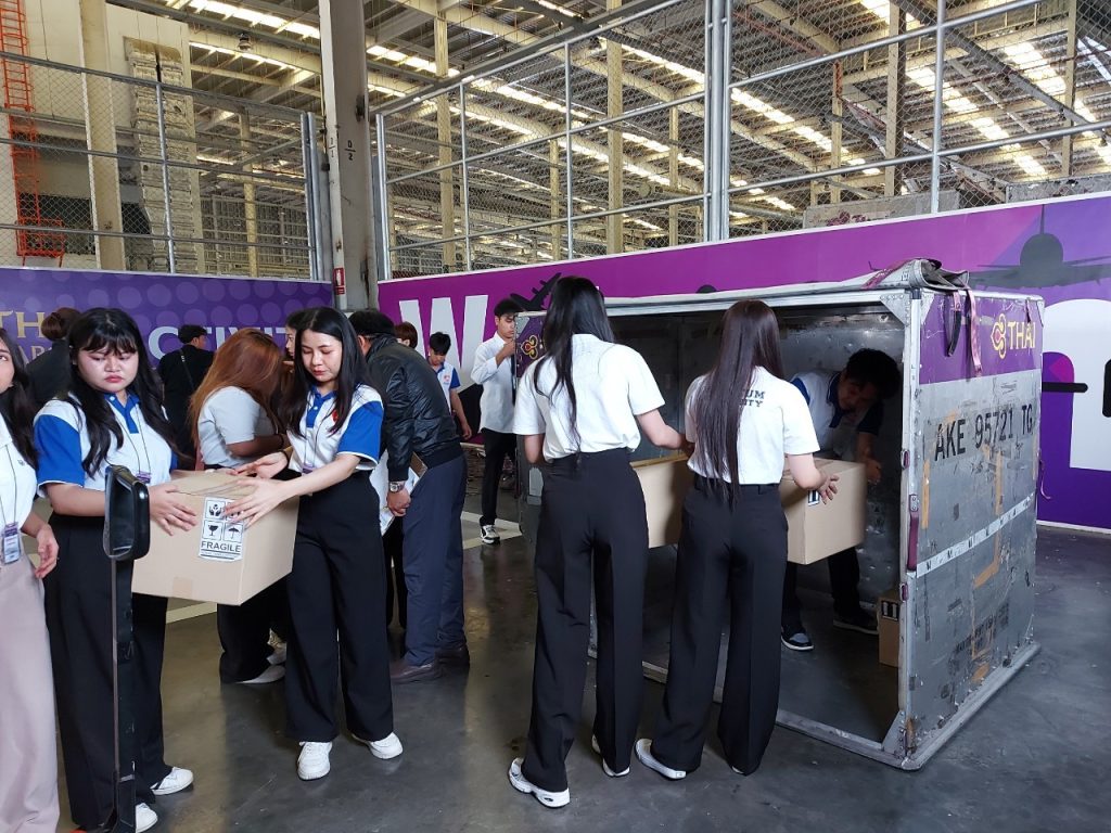 เรียนกับตัวจริงประสบการณ์จริง DekLogistics ตะลุยบุกคลังสินค้าการบินไทย 41